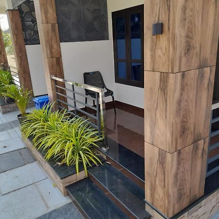 Milestone Inn Sultan Bathery Exterior photo