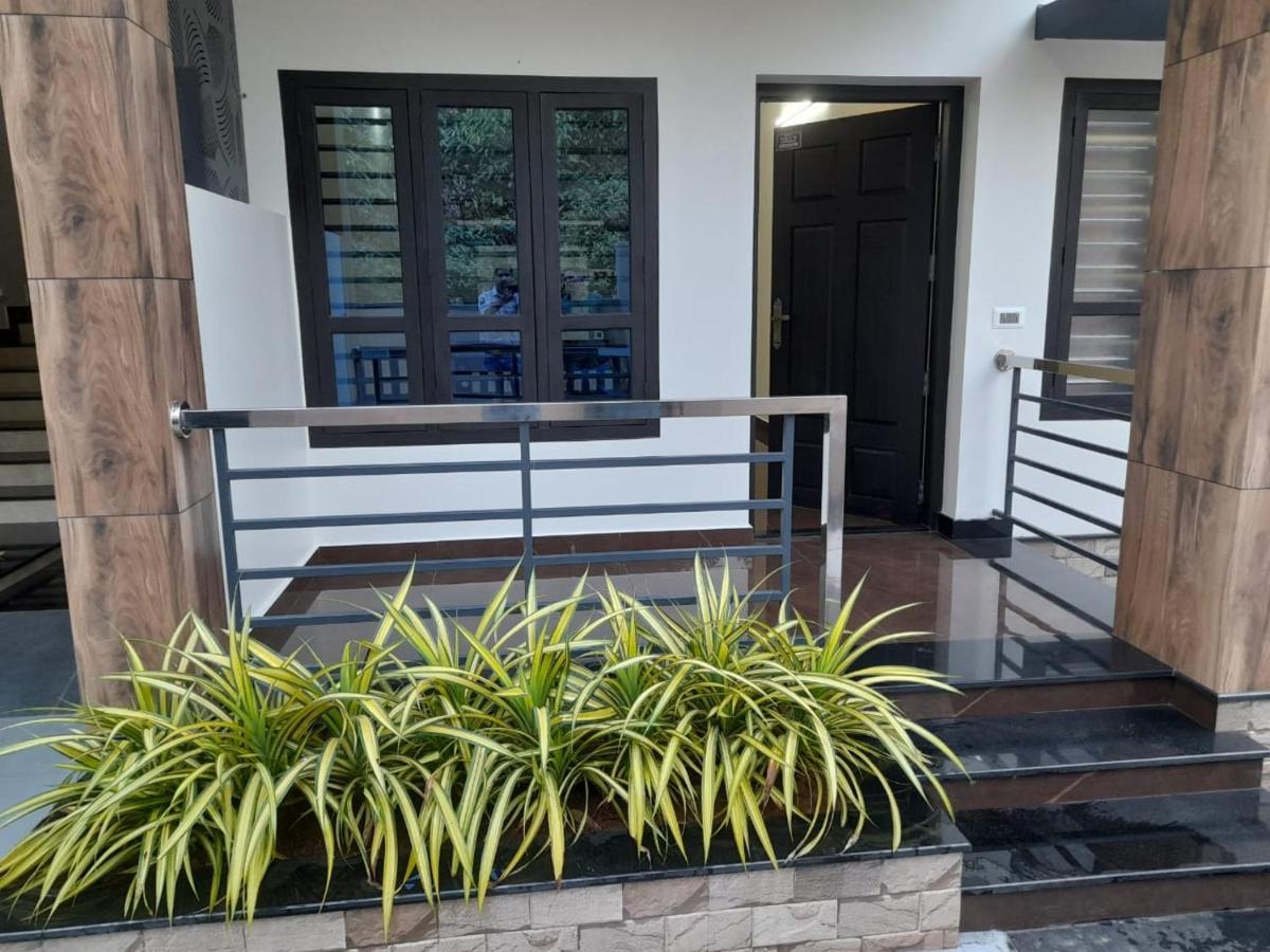 Milestone Inn Sultan Bathery Exterior photo