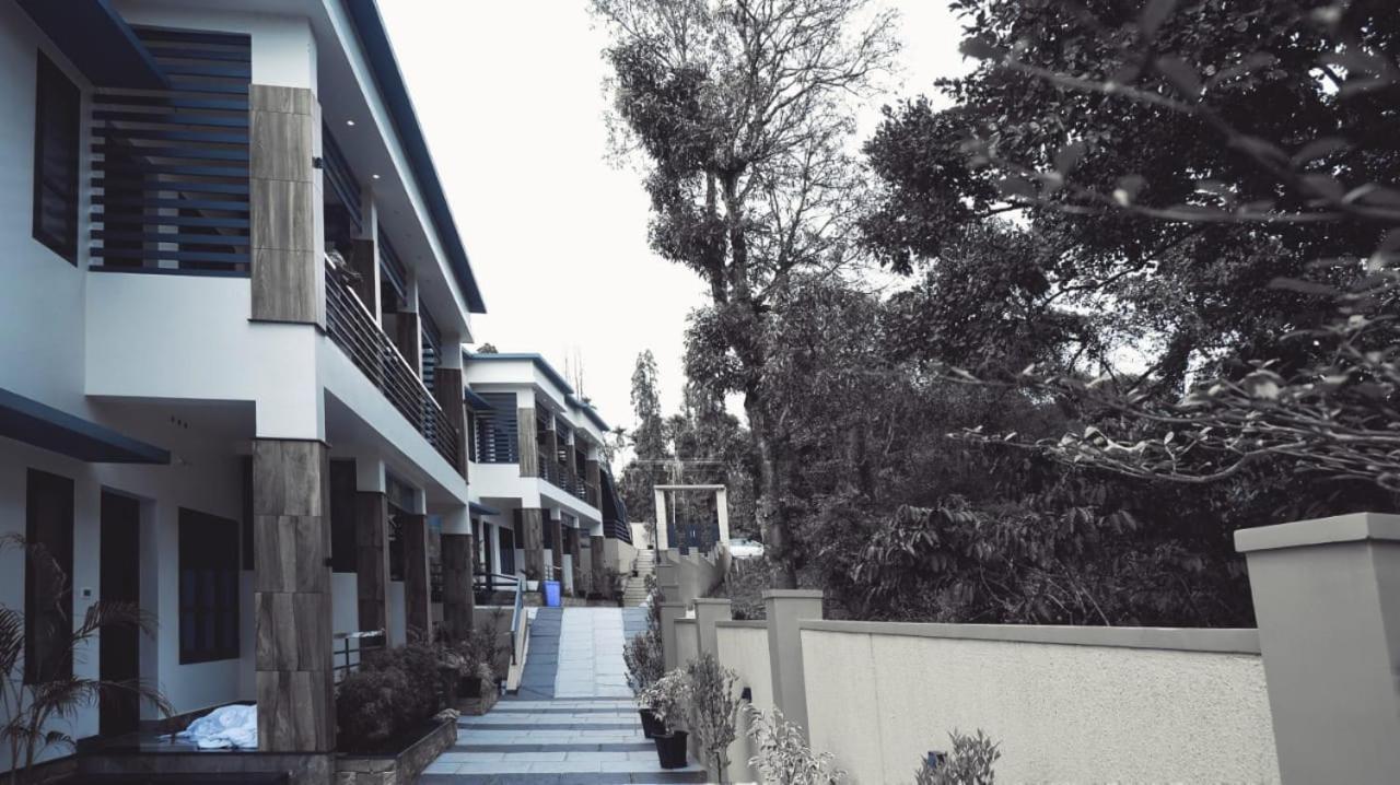 Milestone Inn Sultan Bathery Exterior photo