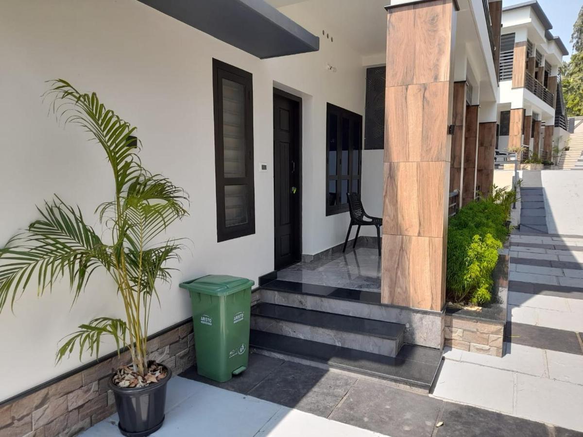 Milestone Inn Sultan Bathery Exterior photo